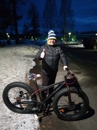 Reijo Alakoski voitti pääpalkintona olleen Solifer pulski fatbike -polkupyörän. Näin joutuu pitkän linjan vannoutunut hiihtomies opettelemaan kaksipyöräisellä ajamisen. ONNEA Reijo!
