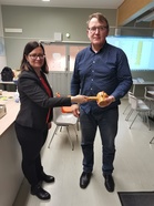 Maria Sorvisto luovutti puheenjohtajan nuijan Kimmo Paarkkilalle