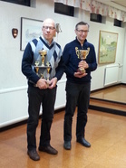 Vasemmalla Vuoden hiihtoseuran Pyhäjärven Pohdin pj. Reijo Pennanen vierellään KePHin kehittyneimmän hiihtokoulun Nivalan Urheilijoiden Juhani Kumpusalo.